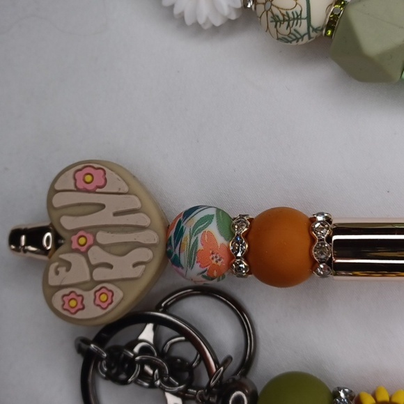 Hand crafted Floral silcone Beaded Pens and Keychain Set - Picture 2 of 3